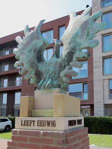 915079 Afbeelding van de achterkant van de bronzen feniks op het gerestaureerde ‘oorlogsmonument Jan Jongerius Fabriek’ ...